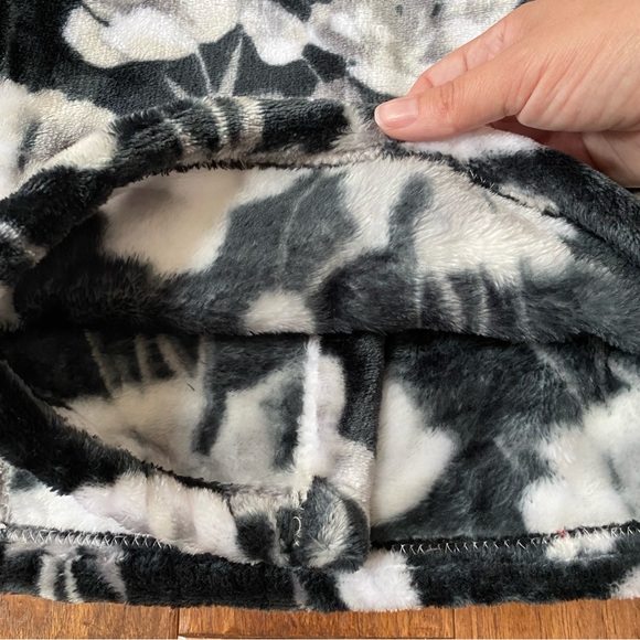 Floral Plush Throw Blanket 60x70" - Picture 7 of 7